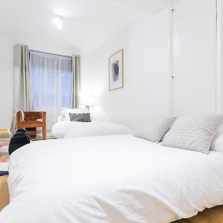Perfectly Located 1 Bed Apartment Above Tube Station Лондон Екстериор снимка
