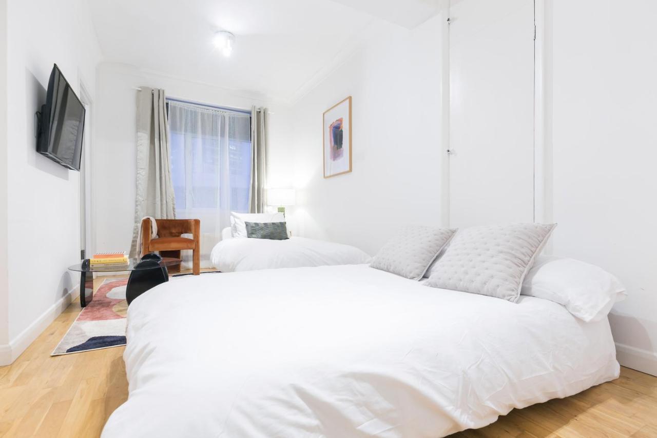 Perfectly Located 1 Bed Apartment Above Tube Station Лондон Екстериор снимка