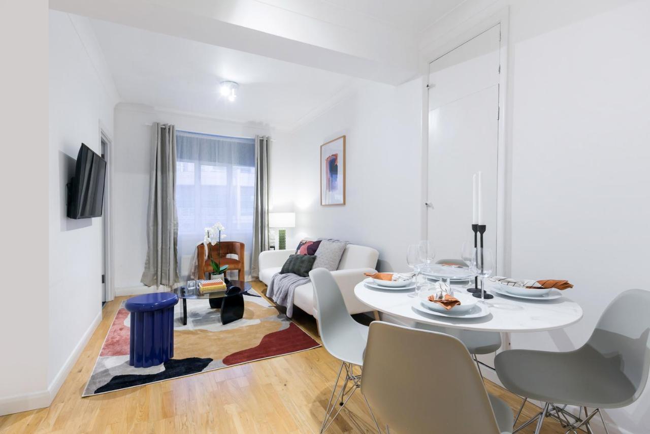 Perfectly Located 1 Bed Apartment Above Tube Station Лондон Екстериор снимка