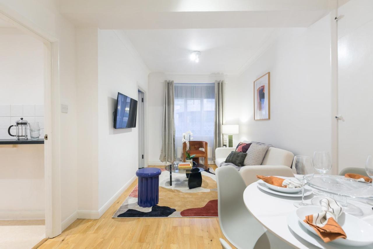 Perfectly Located 1 Bed Apartment Above Tube Station Лондон Екстериор снимка