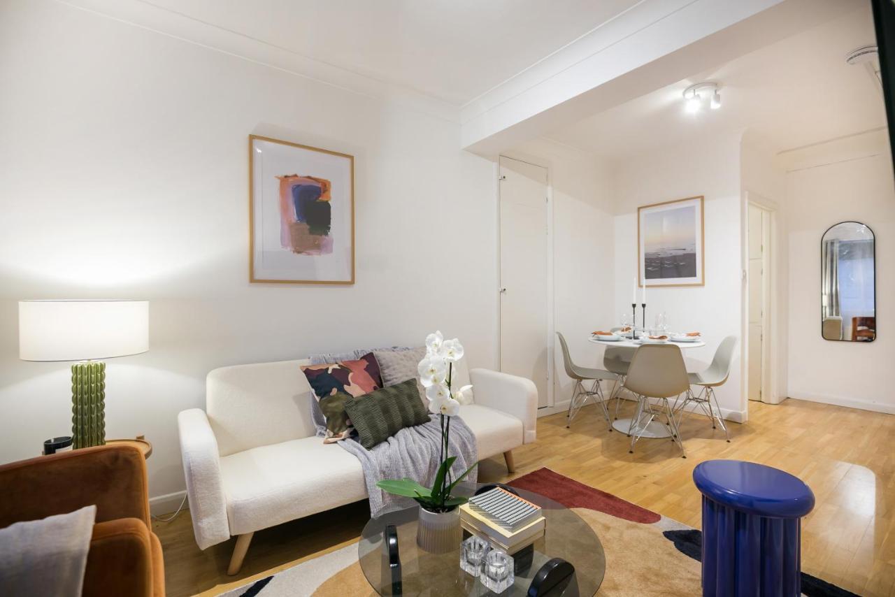 Perfectly Located 1 Bed Apartment Above Tube Station Лондон Екстериор снимка