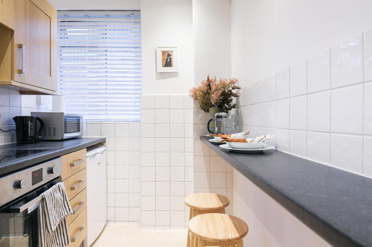 Perfectly Located 1 Bed Apartment Above Tube Station Лондон Екстериор снимка