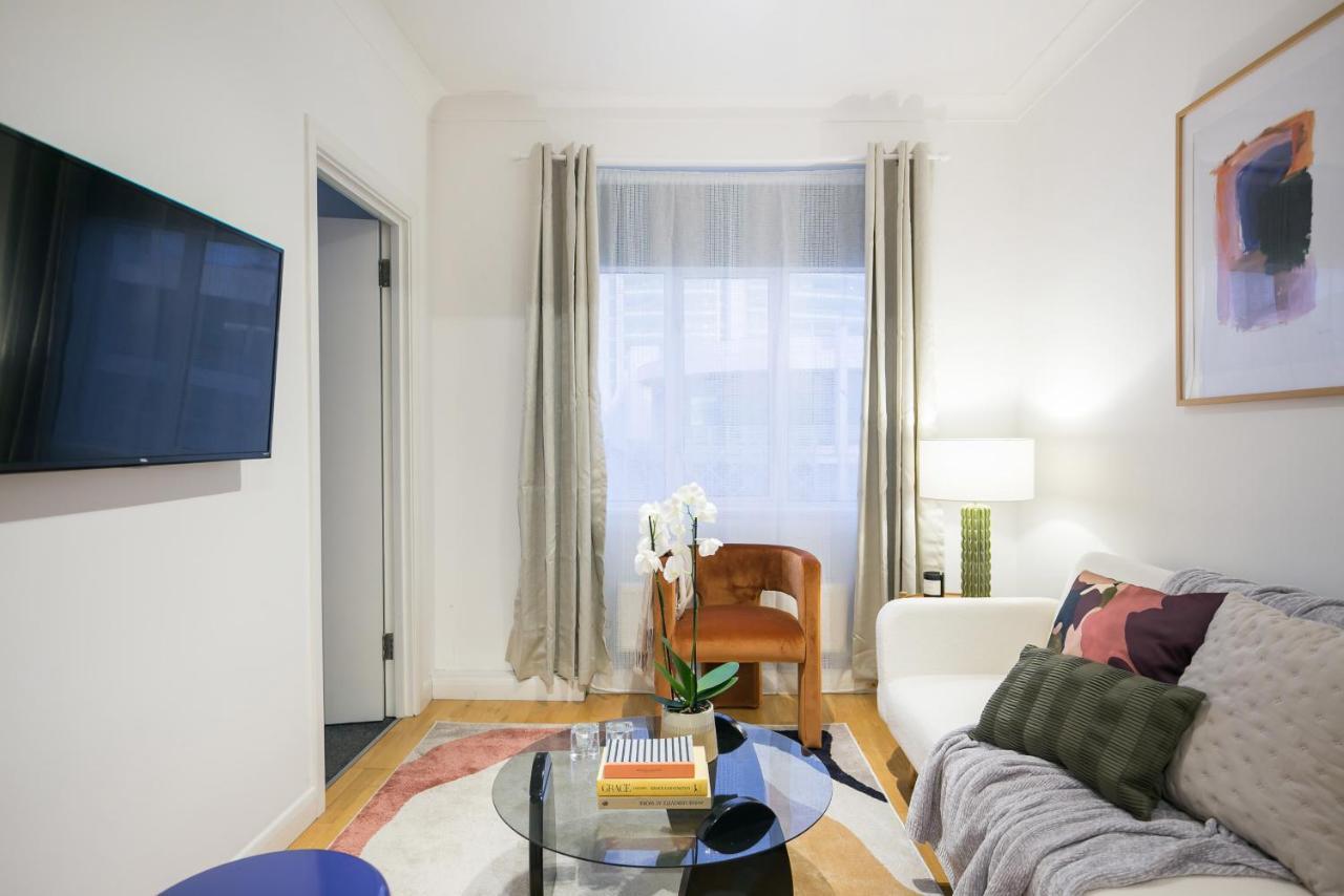 Perfectly Located 1 Bed Apartment Above Tube Station Лондон Екстериор снимка