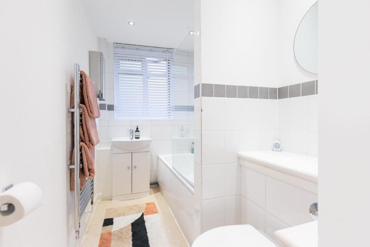 Perfectly Located 1 Bed Apartment Above Tube Station Лондон Екстериор снимка
