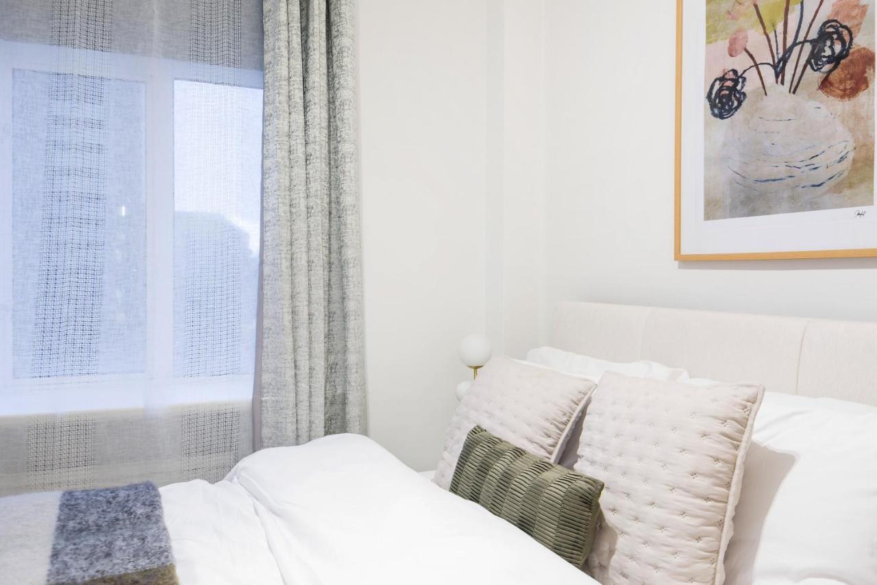 Perfectly Located 1 Bed Apartment Above Tube Station Лондон Екстериор снимка